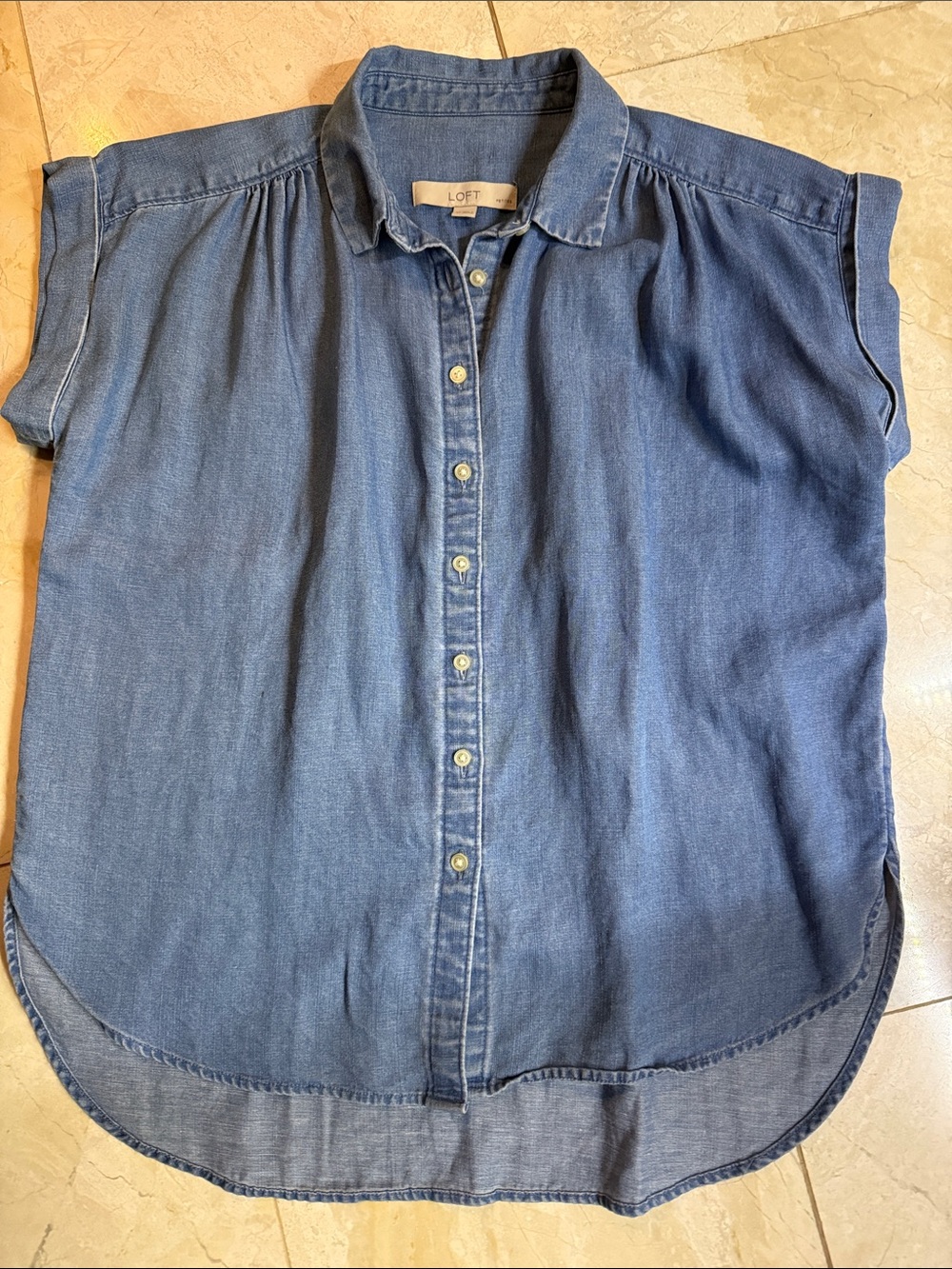 LOFT Chambray Short-Sleeve Button-Down Shirt in Medium Blue